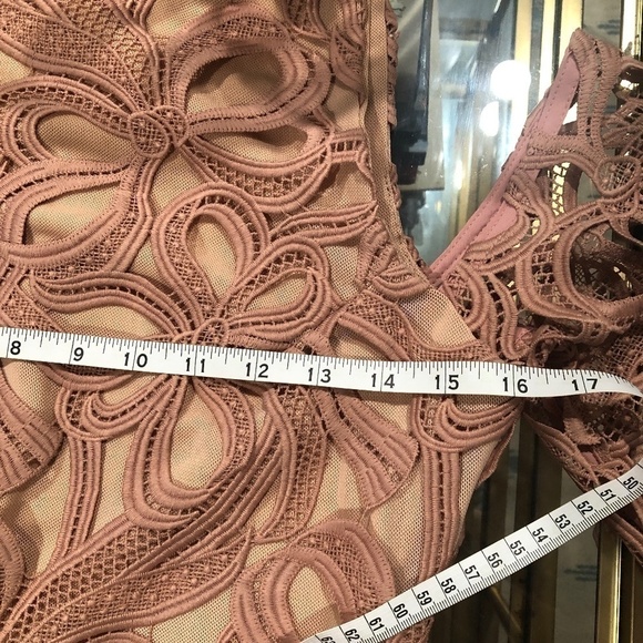 NWOT REVOLVE ELLIATT Chalk Pink Cold-Shoulder Sight Lace Dress, Sz Medium - Picture 9 of 11